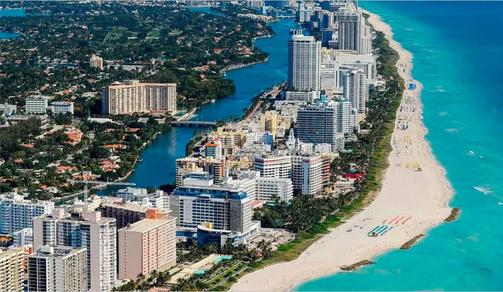 Vista desde las alturas de las costas de Miami, playa y muchos edificios