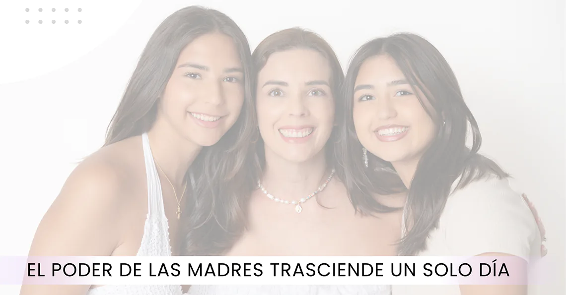 Frase: "El poder de las madres trasciende un solo día" Maria Jose Colina con sus hijas sonriendo
