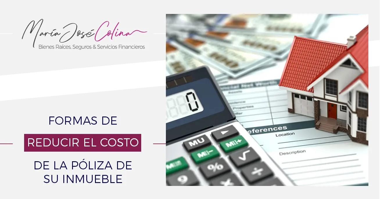 Calculadora, documentos de finanzas, dinero y una casa en una mesa